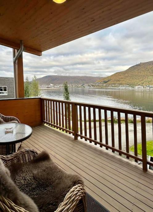 Leilighet Ved Havet Med Utsikt Over Tromsoysundet. Exterior photo